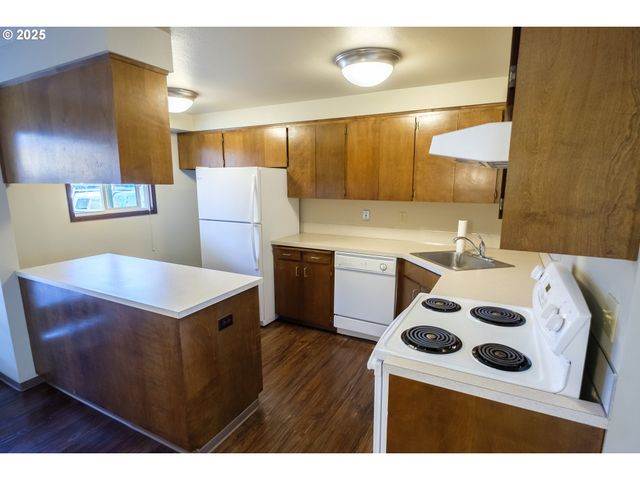 323 S LOCUST St, Canby, OR 97013