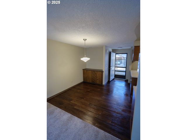 323 S LOCUST St, Canby, OR 97013