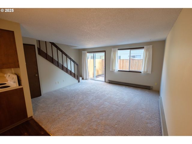 323 S LOCUST St, Canby, OR 97013