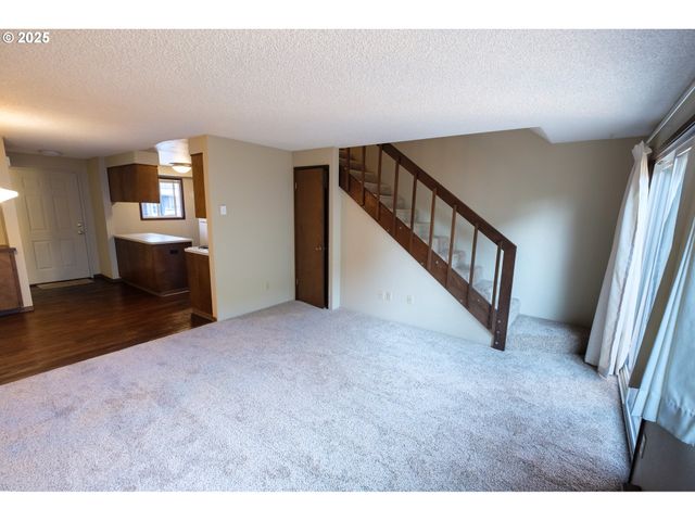 323 S LOCUST St, Canby, OR 97013
