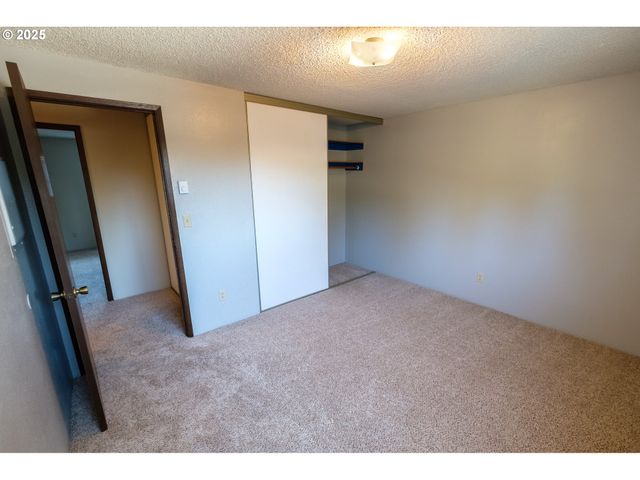 323 S LOCUST St, Canby, OR 97013