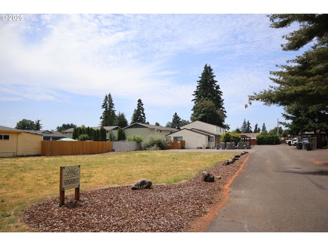 323 S LOCUST St, Canby, OR 97013