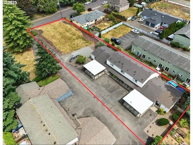 323 S LOCUST St, Canby, OR 97013