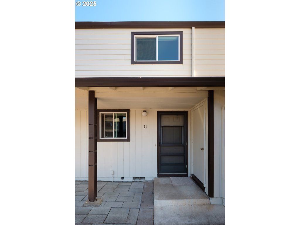 323 S LOCUST St, Canby, OR 97013