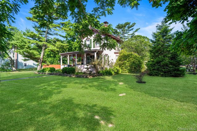 449 Montauk Highway, East Moriches, NY 11940