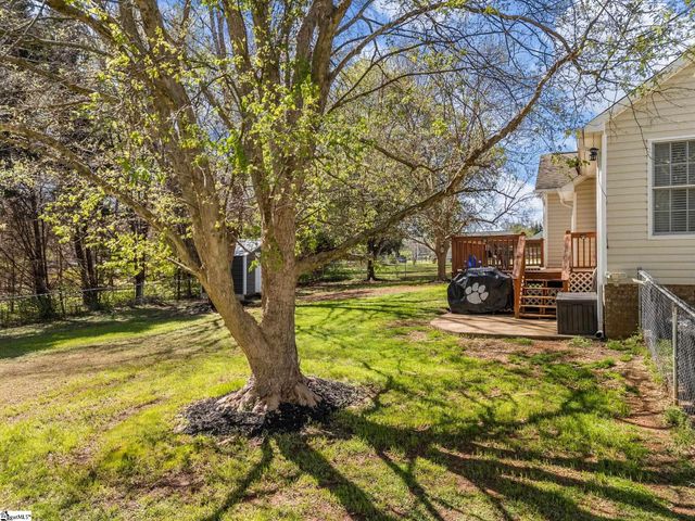 139 Cherrywood Road, Woodruff, SC 29388