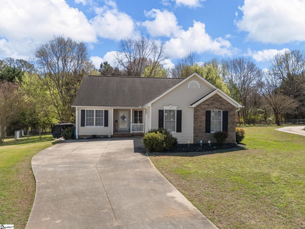 139 Cherrywood Road, Woodruff, SC 29388
