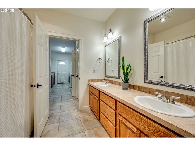 805 INSEL Rd, Woodland, WA 98674