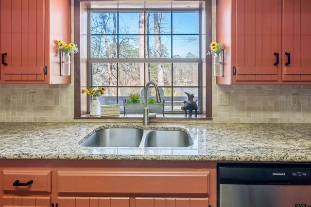 154 Pine Glen, Holly Lake Ranch, TX 75765