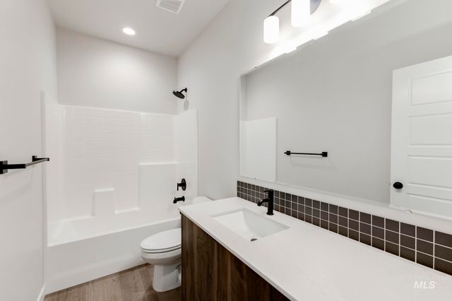7489 W Newtown Dr, Eagle, ID 83616