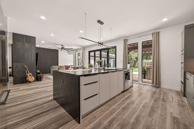 5422 Valerie Street, Bellaire, TX 77401