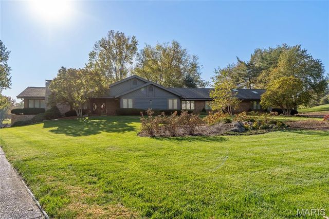 8 Number Two Green Drive, St Charles, MO 63303