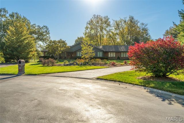 8 Number Two Green Drive, St Charles, MO 63303