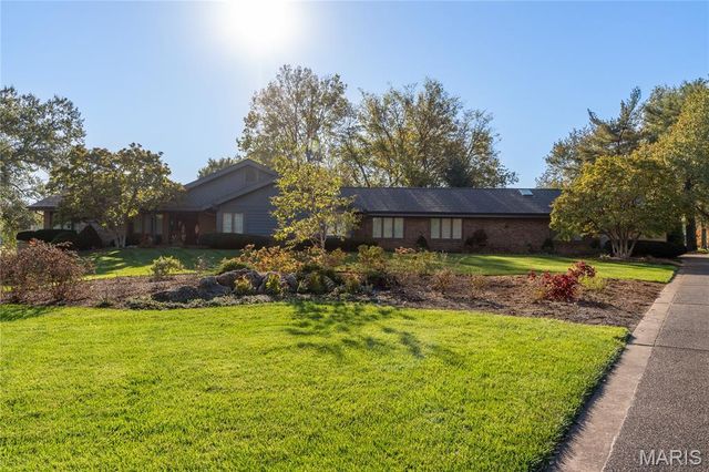 8 Number Two Green Drive, St Charles, MO 63303