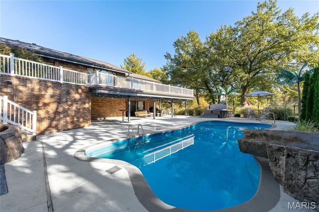 8 Number Two Green Drive, St Charles, MO 63303