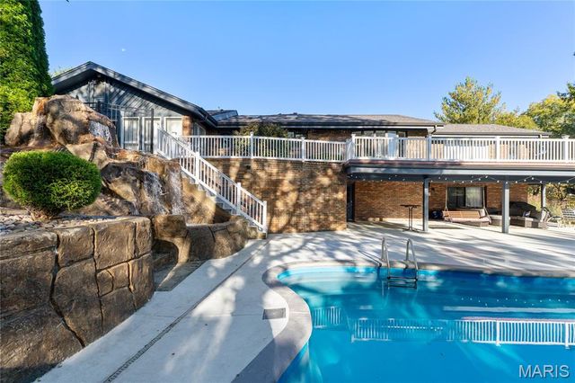 8 Number Two Green Drive, St Charles, MO 63303