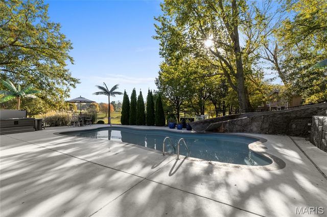 8 Number Two Green Drive, St Charles, MO 63303