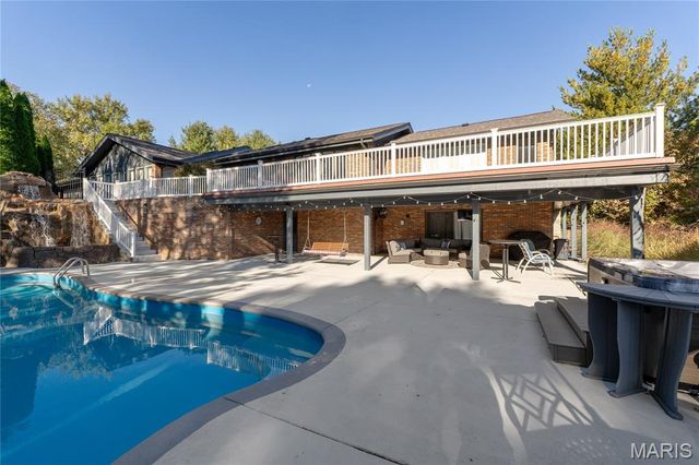 8 Number Two Green Drive, St Charles, MO 63303