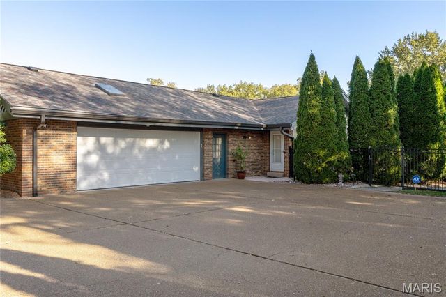 8 Number Two Green Drive, St Charles, MO 63303