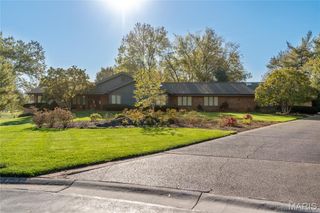8 Number Two Green Drive, St Charles, MO 63303