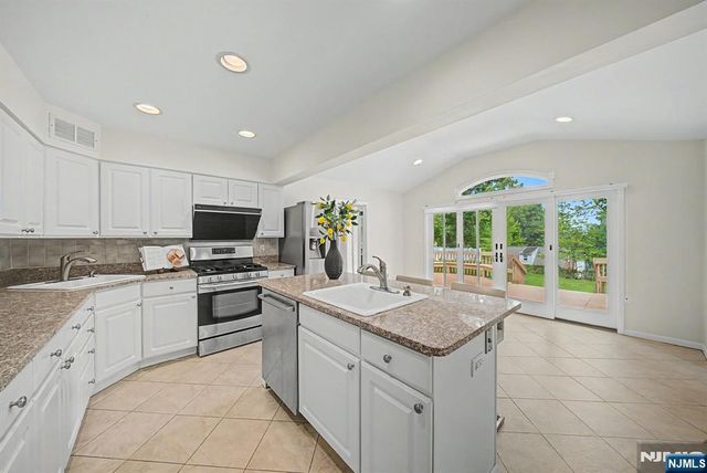 86 Hazelton Terrace, Tenafly, NJ 07670