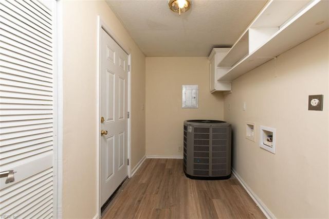 33 Clayton DR, Hampton, VA 23669