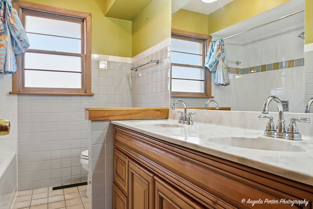 1913 Rancho Lane, Des Plaines, IL 60016