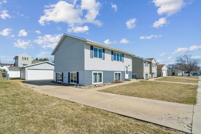4034 Mark Drive, Waterloo, IA 50701