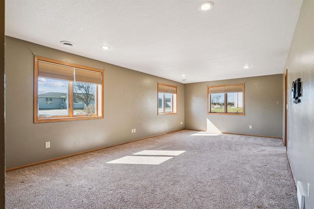 4034 Mark Drive, Waterloo, IA 50701