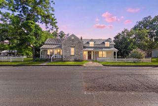 501 W CREEK ST, Fredericksburg, TX 78624