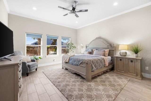 711 Chinkapin DR, Fredericksburg, TX 78624