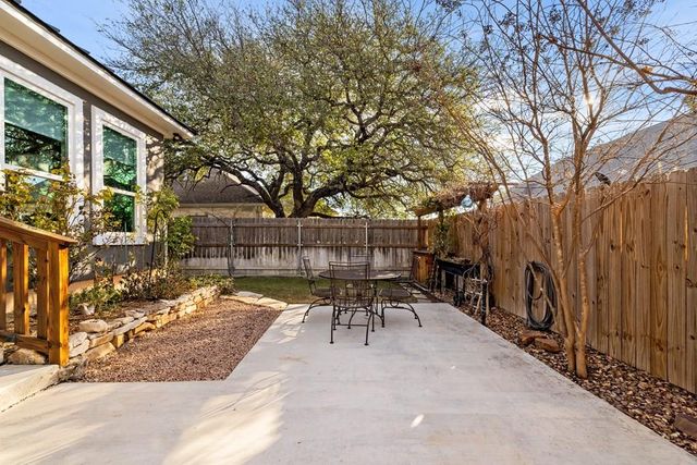 711 Chinkapin DR, Fredericksburg, TX 78624