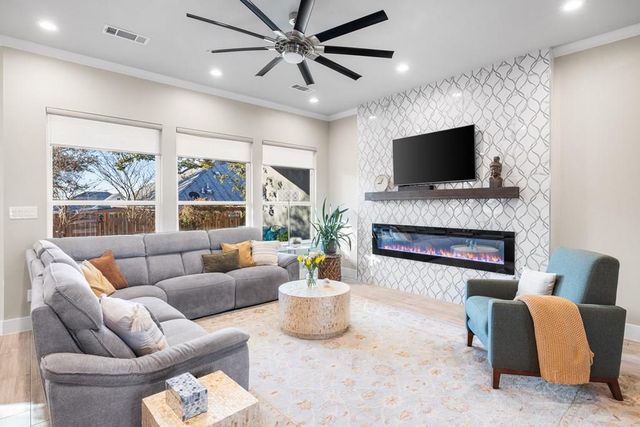 711 Chinkapin DR, Fredericksburg, TX 78624