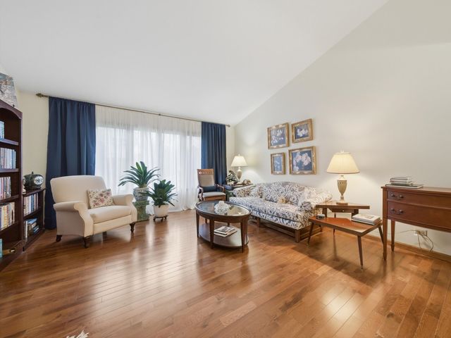 312 Brookdale Drive A, Bloomingdale, IL 60108