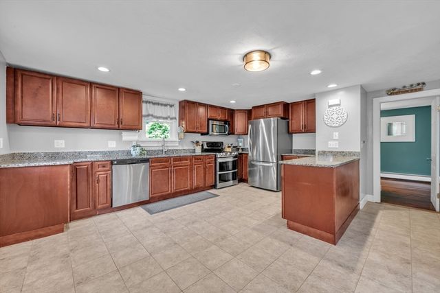 6 Belanger Ave, Sturbridge, MA 01566