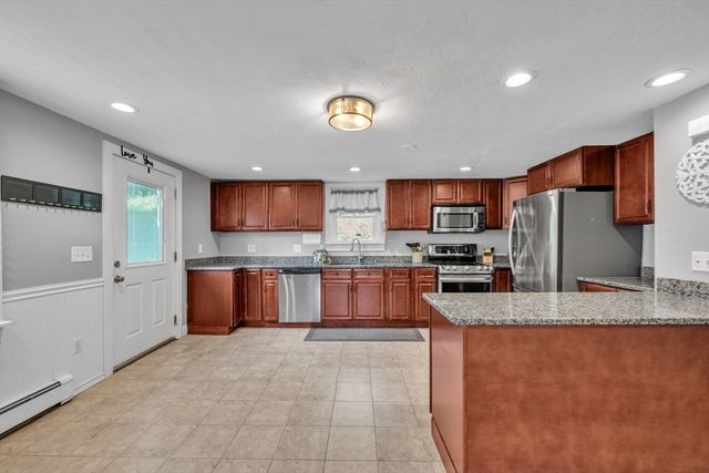 6 Belanger Ave, Sturbridge, MA 01566