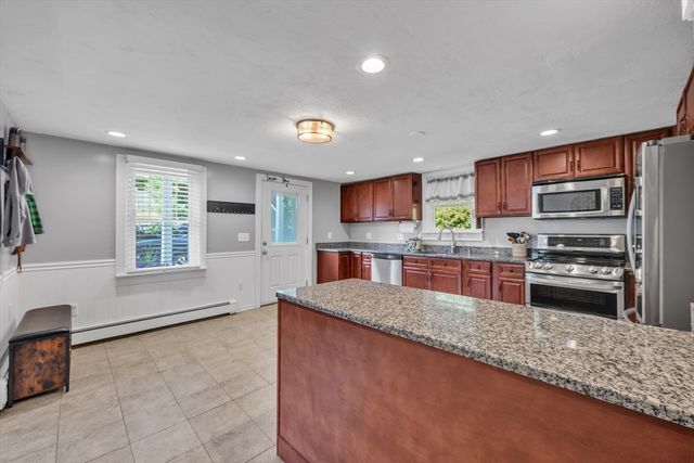6 Belanger Ave, Sturbridge, MA 01566