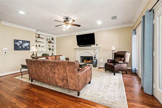 101 Lakeview Circle, Friendswood, TX 77546