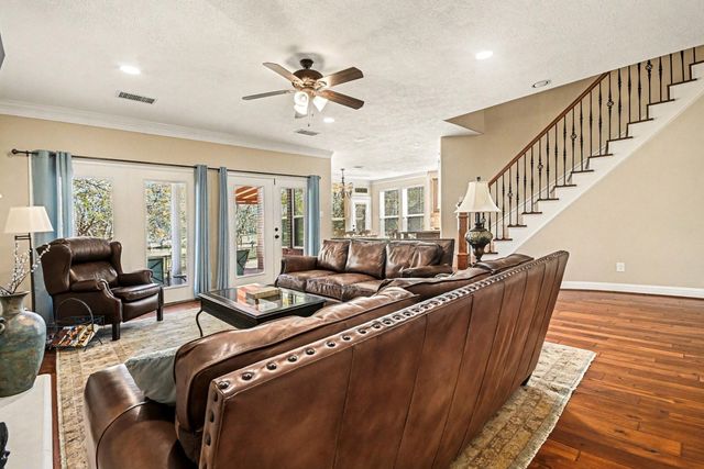 101 Lakeview Circle, Friendswood, TX 77546