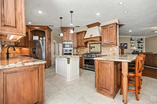 101 Lakeview Circle, Friendswood, TX 77546