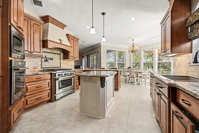 101 Lakeview Circle, Friendswood, TX 77546