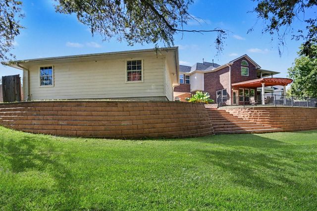 101 Lakeview Circle, Friendswood, TX 77546