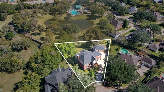 101 Lakeview Circle, Friendswood, TX 77546
