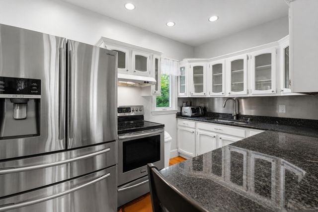 476 Sconticut Neck Rd, Fairhaven, MA 02719