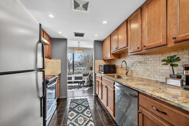 1337 21 Avenue 3D, Rock Island, IL 61201