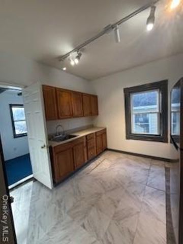 3 Dean Place, Poughkeepsie, NY 12601