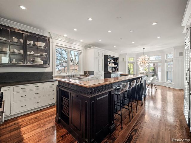 945 Henrietta Street, Birmingham, MI 48009