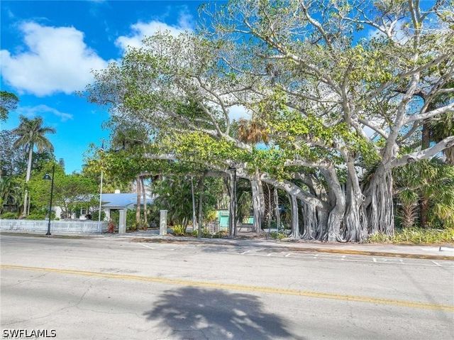 1222 Gordon DR 15, Naples, FL 34102