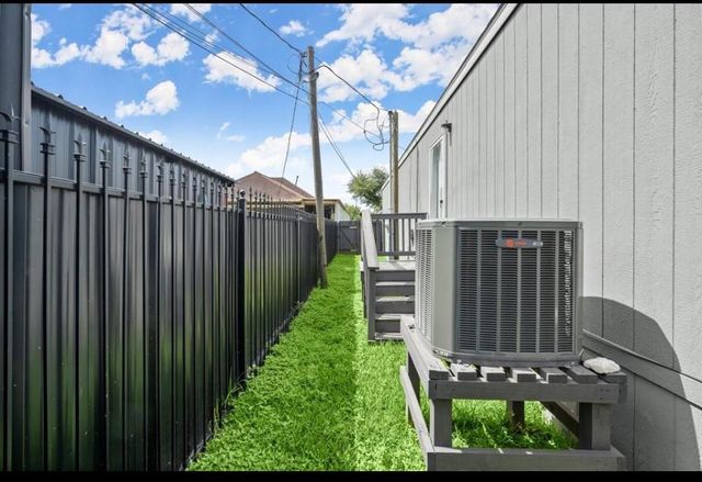 303 North Loop, Houston, TX 77018