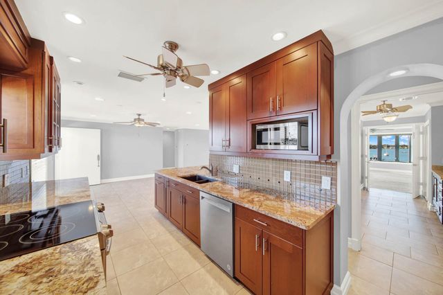 624 SW Saint Lucie Crescent 406, Stuart, FL 34994